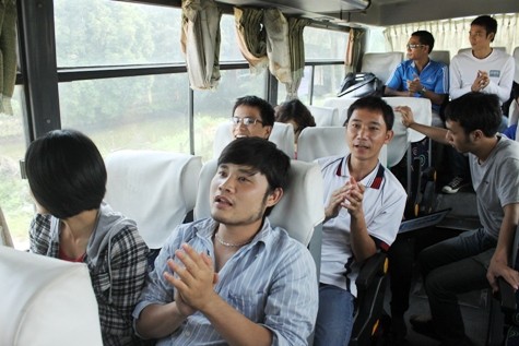 Anh Nguyễn Quang Toại (ngồi hàng ghế thứ 2, bên ngoài): "Nhìn họ khổ, tôi chỉ biết đứng nhìn thôi!"
